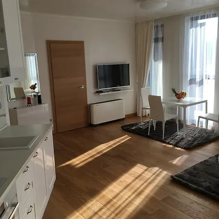Red Apple Apartment *